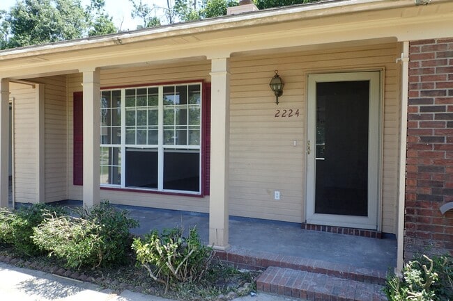 Building Photo - 2224 Pin Oak Cir