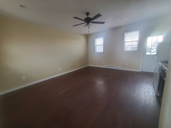 Building Photo - 630 Dahlia St