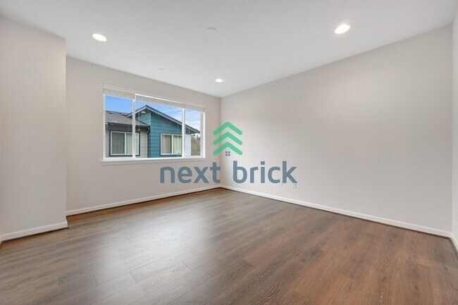 Foto del edificio - A Beautiful Corner Home Designed for Comfort, Light & Community!