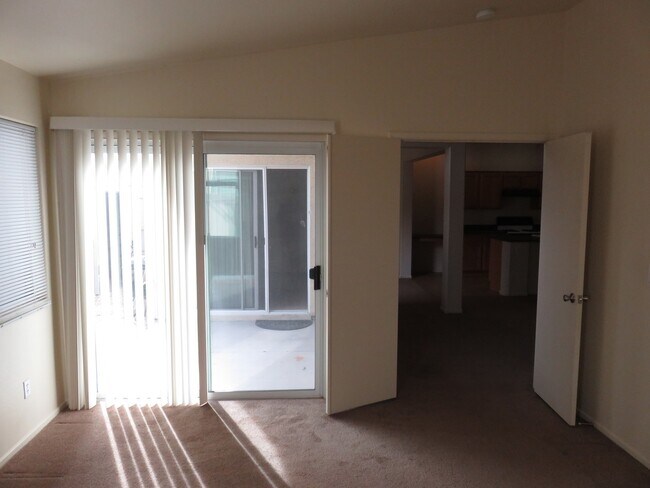 Foto del edificio - Huge family room with kitchen nicely tucked in the middle.