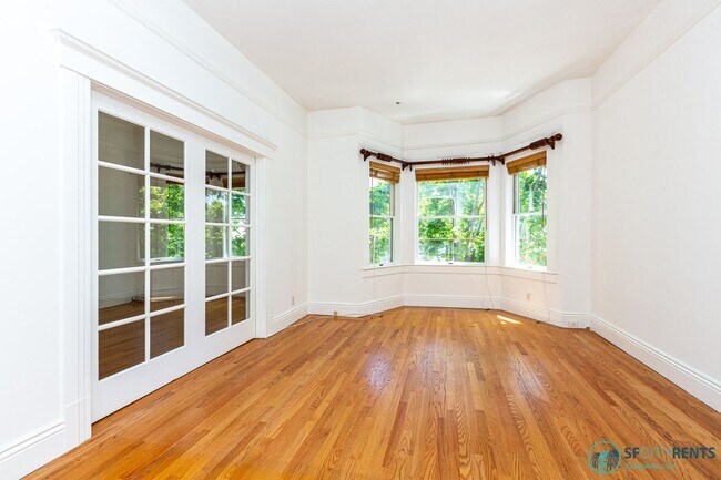 Foto del edificio - Mission District: Top Floor Flat Above Blondie's Bar w/ Formal Dining Room & W/D in unit