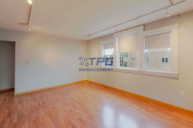 Building Photo - 32 Barberie Ave