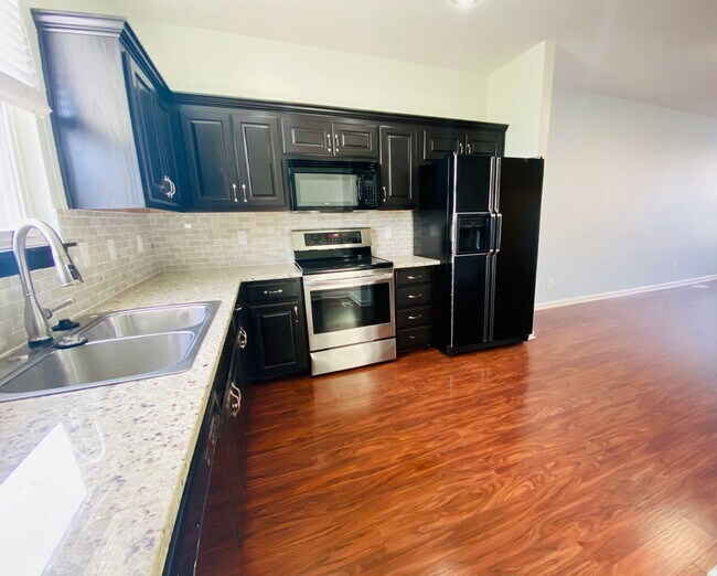 Foto del edificio - {12337} Spacious Stone Creek Village Townhouse + All Appliances Included + Lawn Care Included + 1...