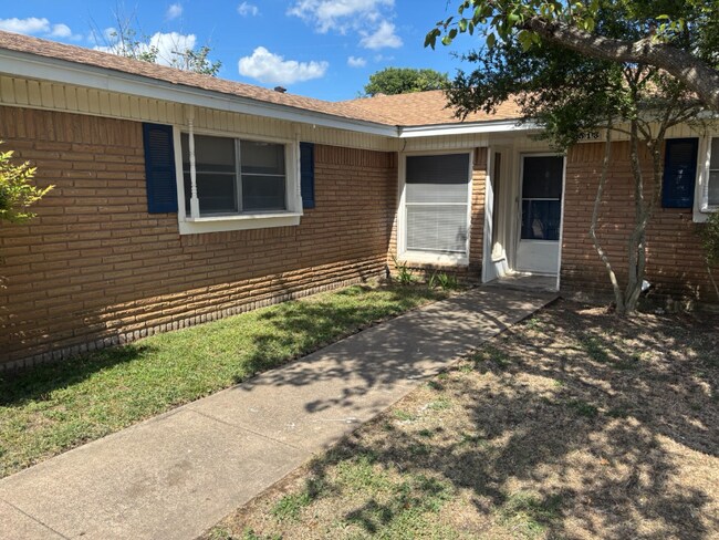 Building Photo - 513 Carlyle Dr