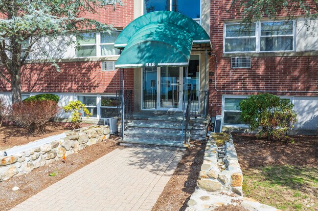 Entrada - 588 Main St