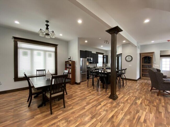 Foto del edificio - 4 bedroom in Indianapolis IN 46203