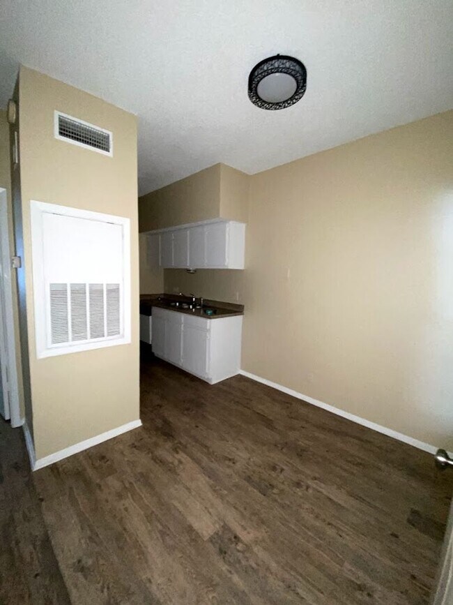 Building Photo - K657 - Guadalupe Square #212