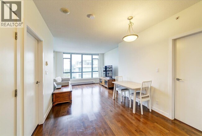 Photo du bâtiment - 6888 Alderbridge Wy