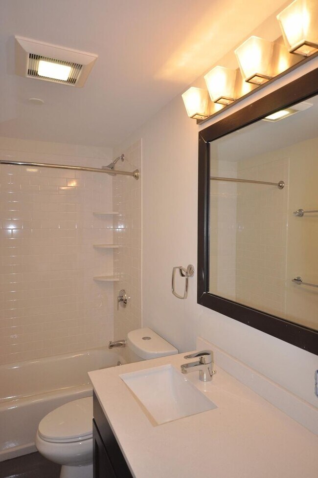 Building Photo - South End Location, In-Unit Washer and Dry...