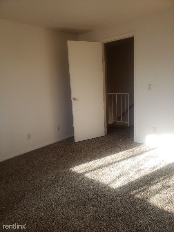 Building Photo - 3 br, 2.5 bath Townhome - 185 Robbins Ave