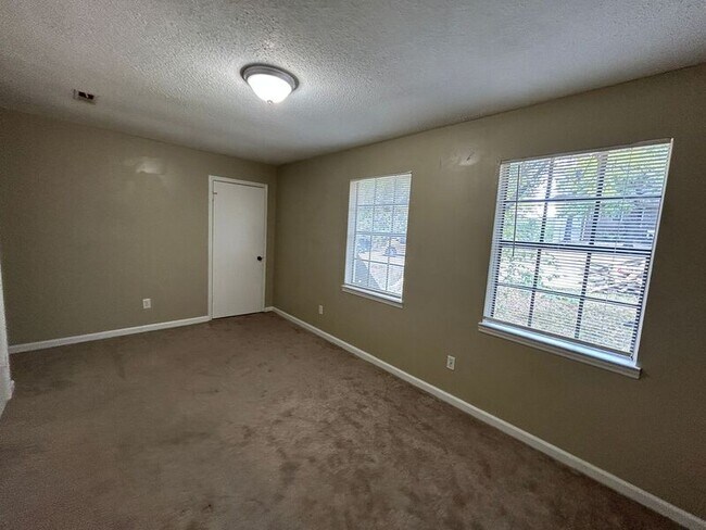 Foto del edificio - 1711 6th Pl Cir NW