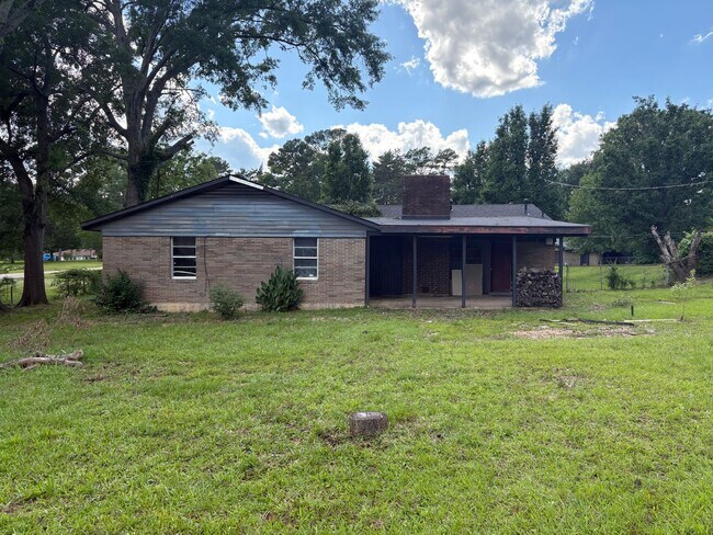 Building Photo - Fully remodeled large 3 bed/ 2 bath with 2...