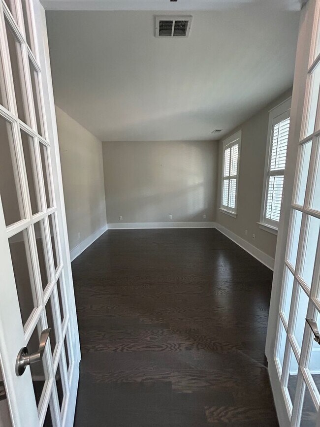 Building Photo - Stunning 4BR/3.5BA