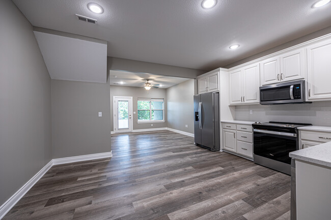 Kitchen/living room view - 1610 E Hale Lake Rd