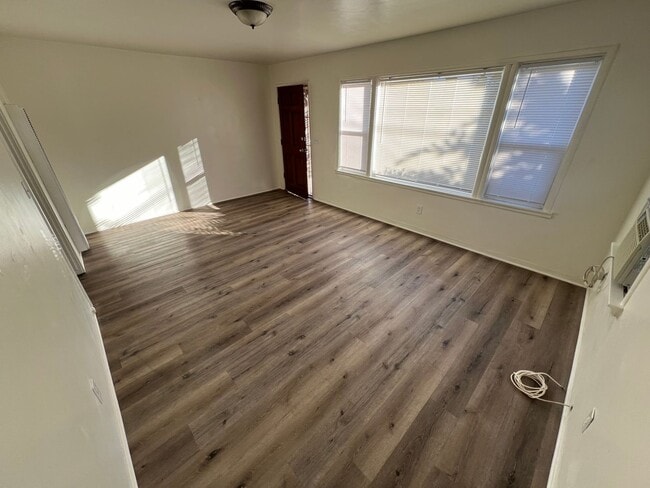 Building Photo - Spacious 2 bedroom house.