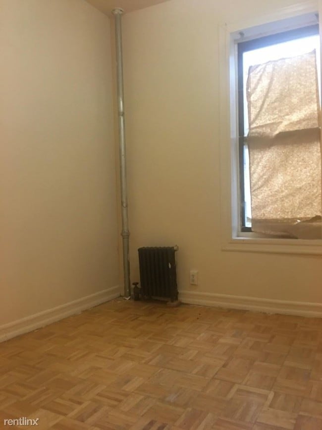 Building Photo - 552 W 185th St