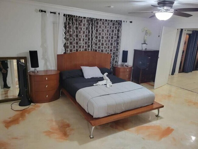 Foto del edificio - 4 bedroom in West park FL 33023