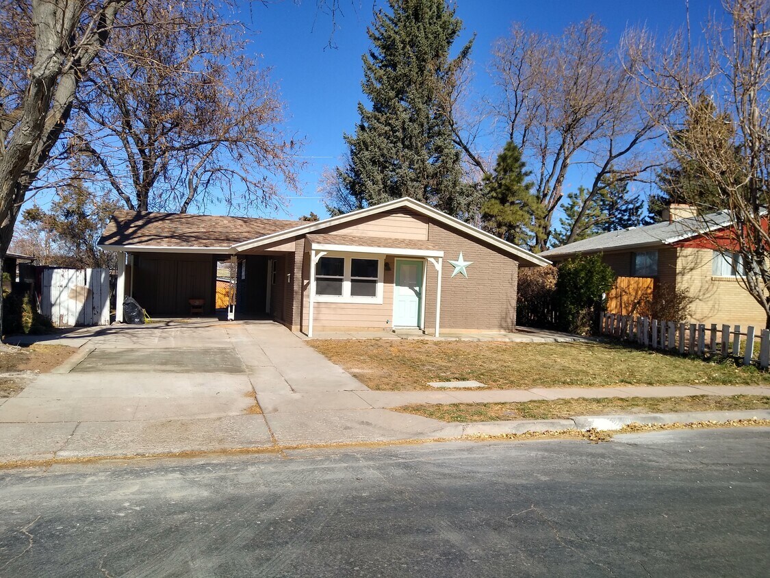Primary Photo - 425 Circleway Dr