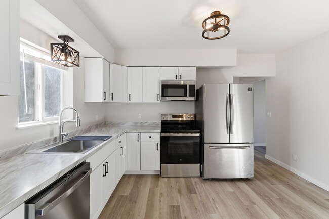 Building Photo - 902 Main St