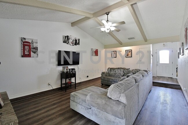 Building Photo - Nicely Updated 3/2/2 Home in Charming Arli...