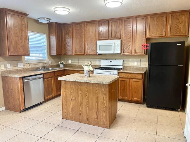 Foto del edificio - 5011 Moss Garden Ln