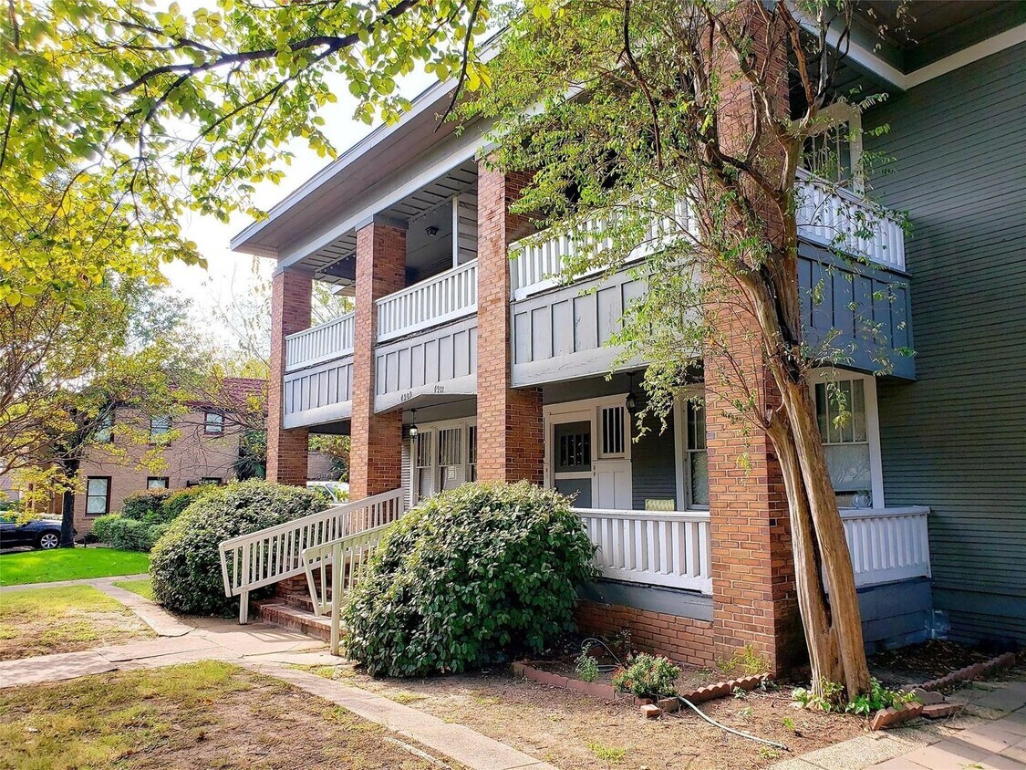Primary Photo - 2 Bedroom, 1 Bath Apartment in Munger Plac...