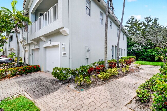 Building Photo - "Charming 2-Bed, 2-Bath Oasis in Riviera Beach – Your Perfect Retreat!"