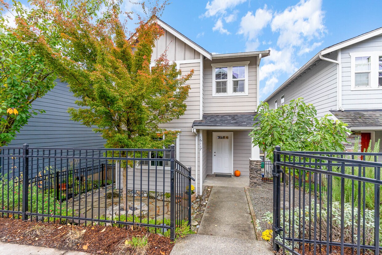 Front - 16117 1st Ave NE