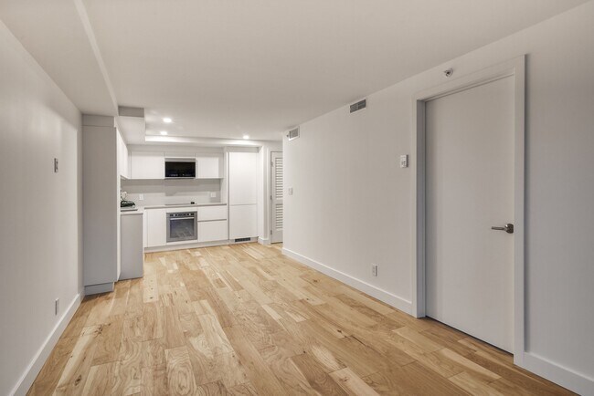 Building Photo - 3460 Rue Peel