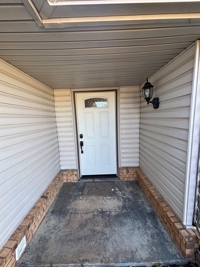 Foto del edificio - Beautifully remodeled with new paint, floo...