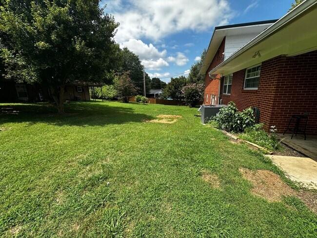 Foto del edificio - Reduced- Partially furnished 3 bed/ 1.5 bath - Morristown, TN