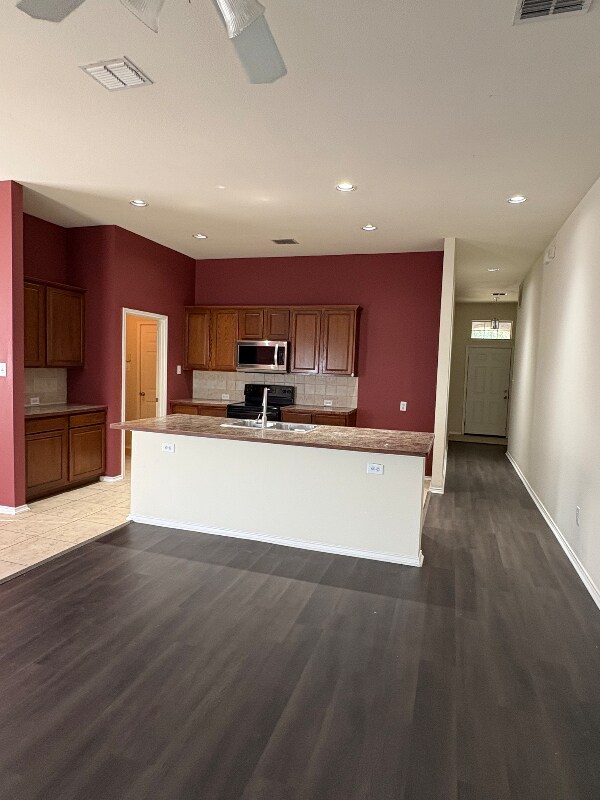 Building Photo - 400 Angler Dr
