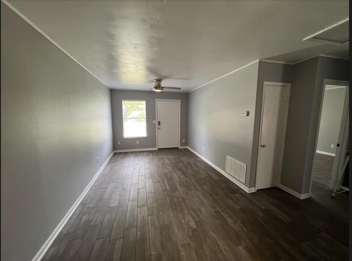 305 E Walnut Ave, Crestview, FL 32539 Townhome Rentals in Crestview