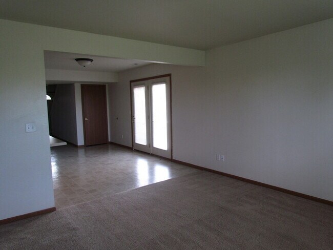 Building Photo - 16785 Huntington Ln