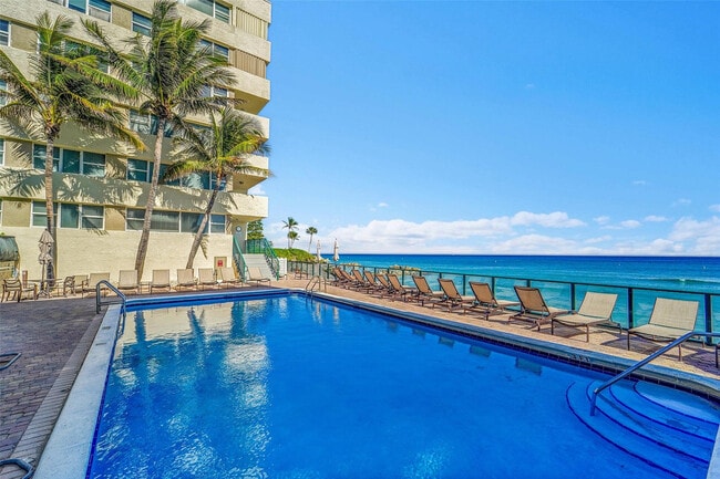 Foto del edificio - 1239 Hillsboro Mile