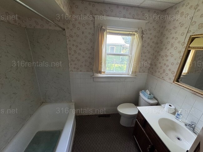 Building Photo - $899 - 2 bed 1 bath - Single Family Home