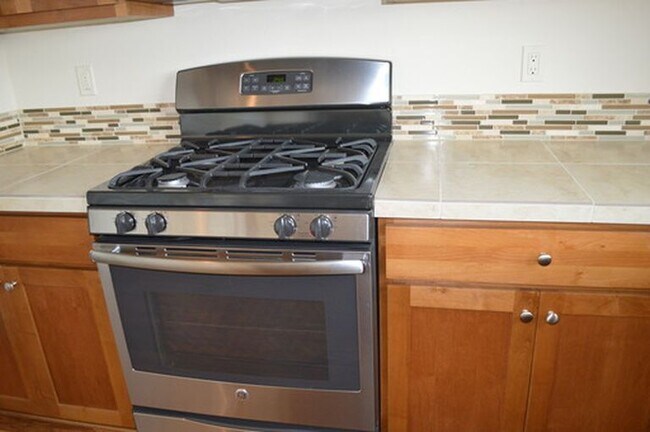 Foto del edificio - Beautiful 5 Bedroom 3 Bath with Bonus Room...