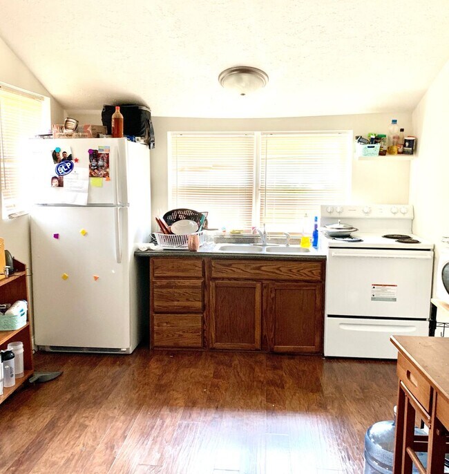 Foto del edificio - ONE BED APT, available August 2026! Located just south of downtown!