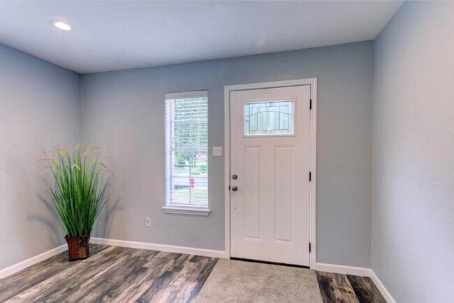 Building Photo - 1710 Palmetto Dr
