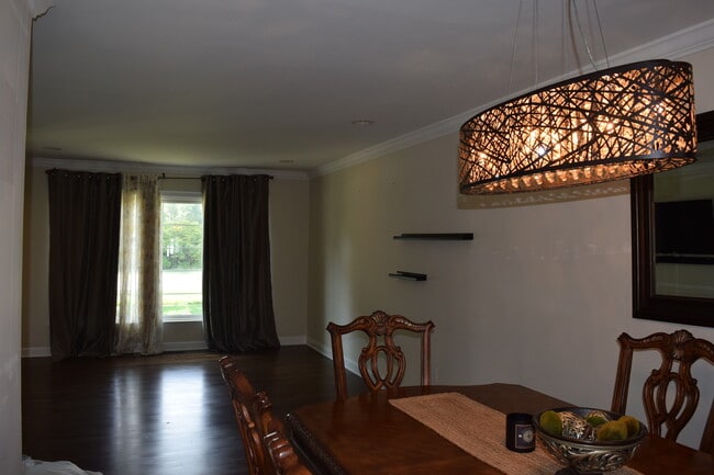 Building Photo - BEAUTIFULLY RENOVATED AND SPACIOUS COLONIA...
