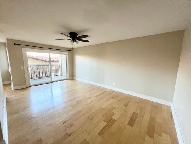 Building Photo - Modern 2BR/2BA Hillcrest Condo with Private Balcony & Amenities