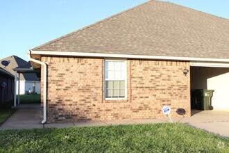 Building Photo - 1215 Eastgate Dr