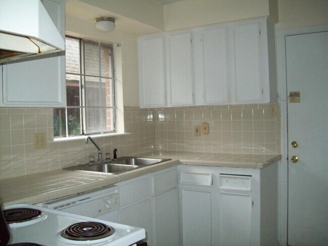 Foto del edificio - 5416 Deep Forest Dr