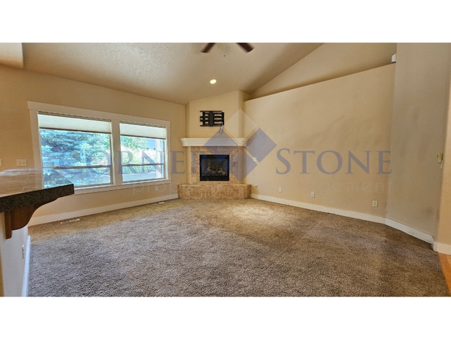 Building Photo - Fabulous Home with Community Pool!