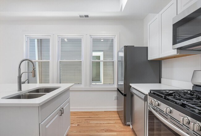 Foto del edificio - 2617 W Fullerton Ave