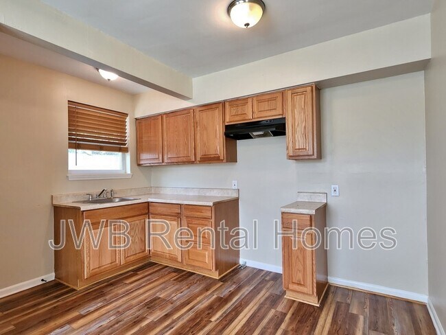 Foto del edificio - 329 Demper Dr