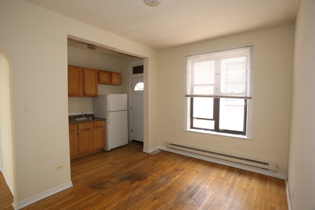 Building Photo - 722 W Barry Ave