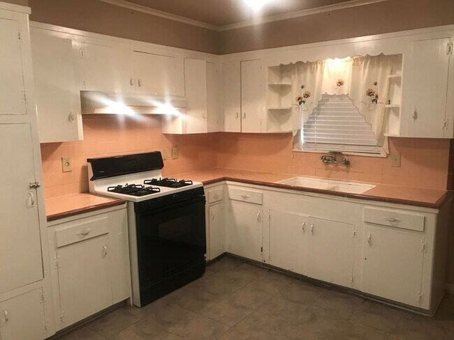 Building Photo - **GREAT HOME IN COUNTRY CLUB HILLS**