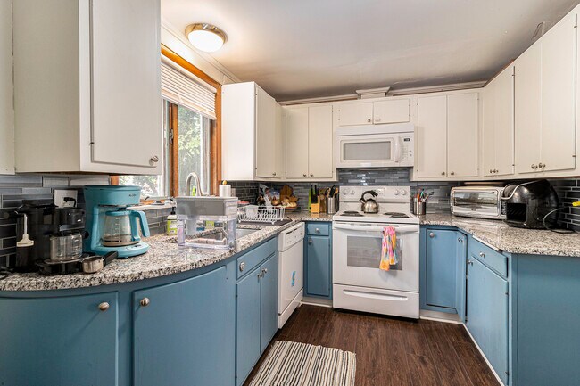 Building Photo - 827 Brookwood Pl