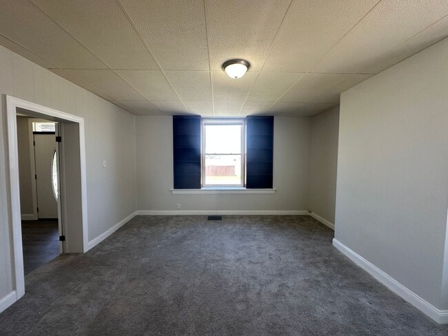 Building Photo - Norwood- Adorable Duplex with ample space ...